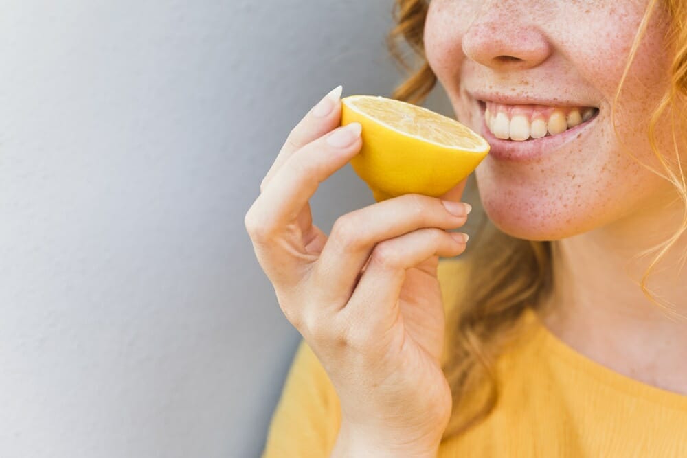 Salah satu mitos cantik dongeng yang masih diamalkan ialah gosok lemon pada gigi untuk memberi ilusi putih