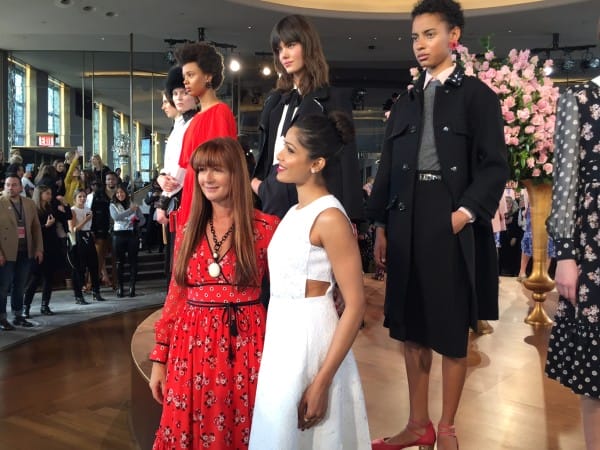Deborah Lloyd bersama Freida Pinto yang menyarungkan dress koktel Kate Spade.