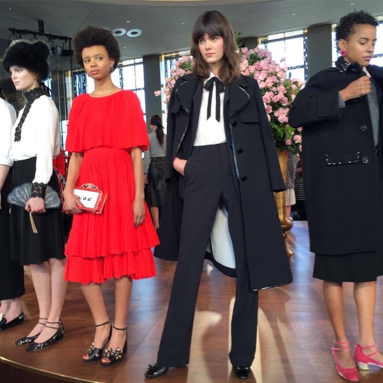 Koleksi ready-to-wear Kate Spade beraura retro.