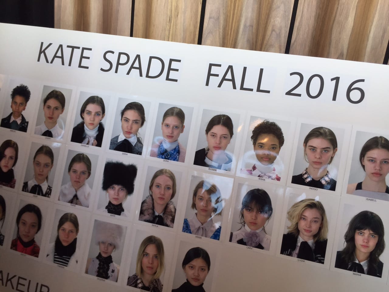 Barisan peragawati yang menyarungkan koleksi musim luruh 2016 Kate Spade.