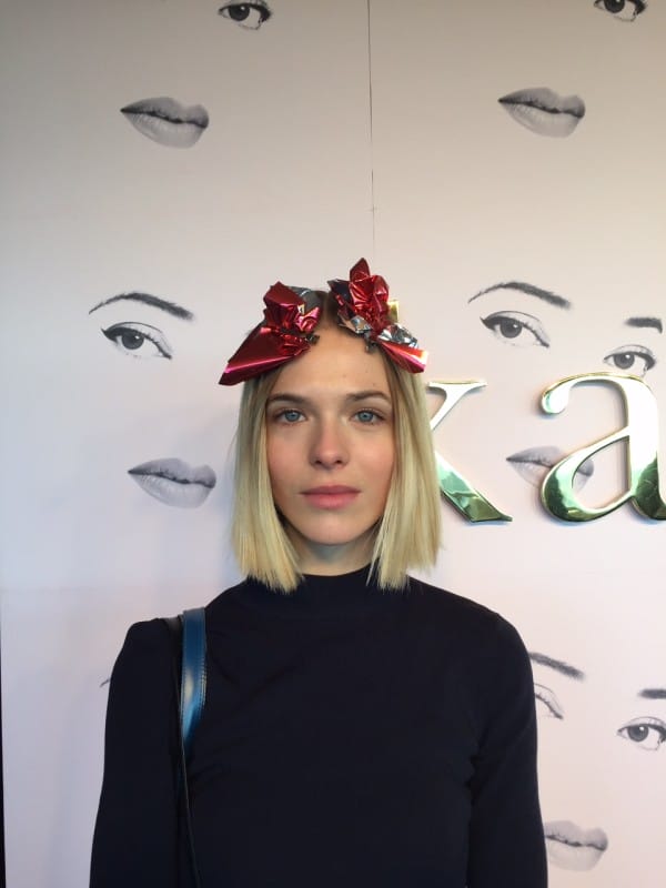 Peragawati di sebalik tabir Kate Spade. 