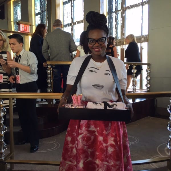 Tetamu yang hadir ke pertunjukan fesyen Kate Spade menerima hadiah baju-T, pen dan pin.