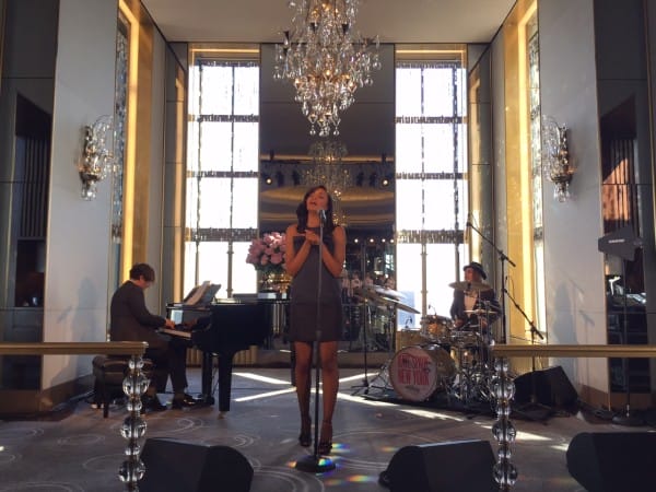 Alice Smith menghiburkan tetamu di Kate Spade dengan alunan lagu bergenre jazz.