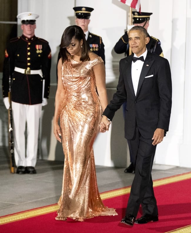 Pasangan Obama ketika di State Dinner terakhir mereka. Michelle menggayakan busana ekslusif dari Atelier Versace.