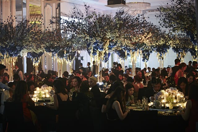 Para undangan menjamu hidangan yang enak diselubungi suasana yang penuh glamor