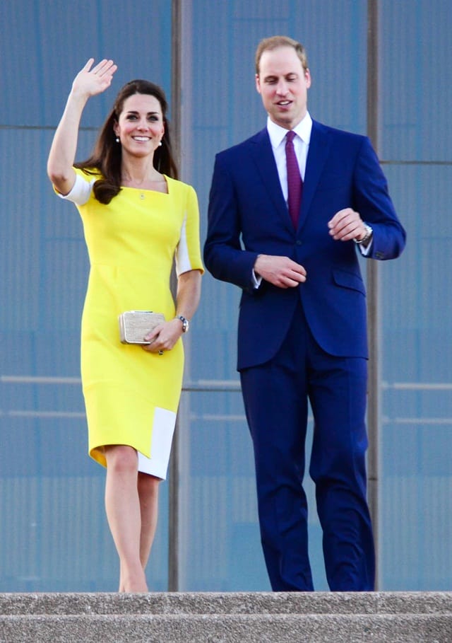 Dress fitted kuning dan putih ini adalah rekaan Roksanda.