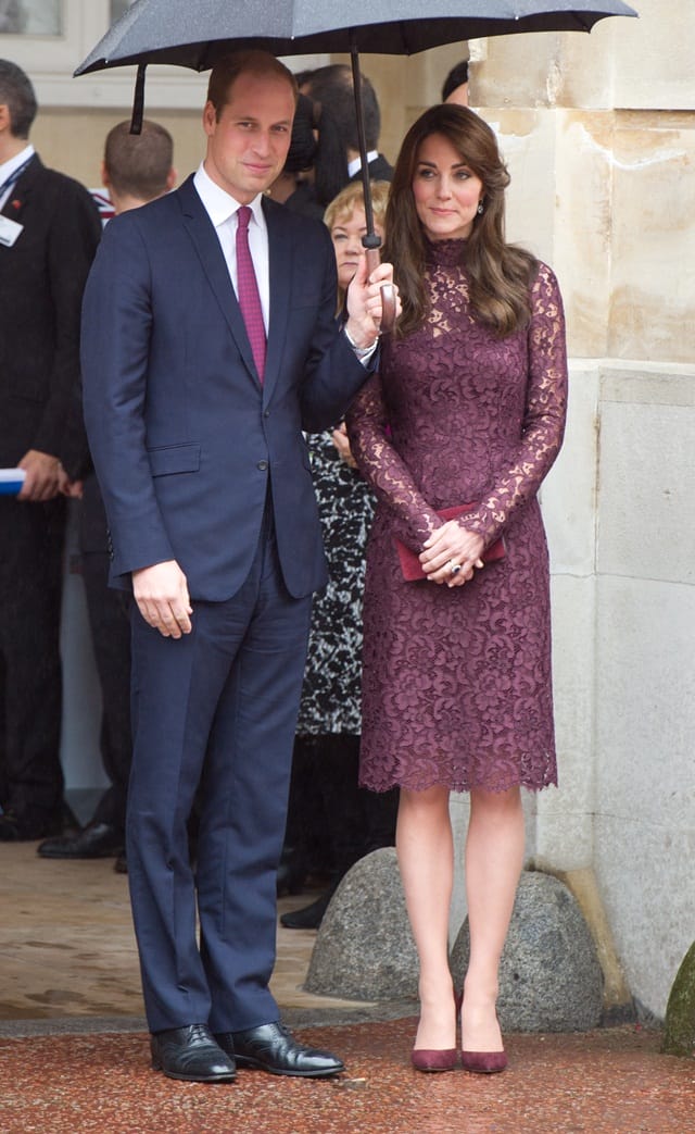 Dress plum dan lace oleh Dolce and Gabbana dipadankan dnegan clutch dan kasut.