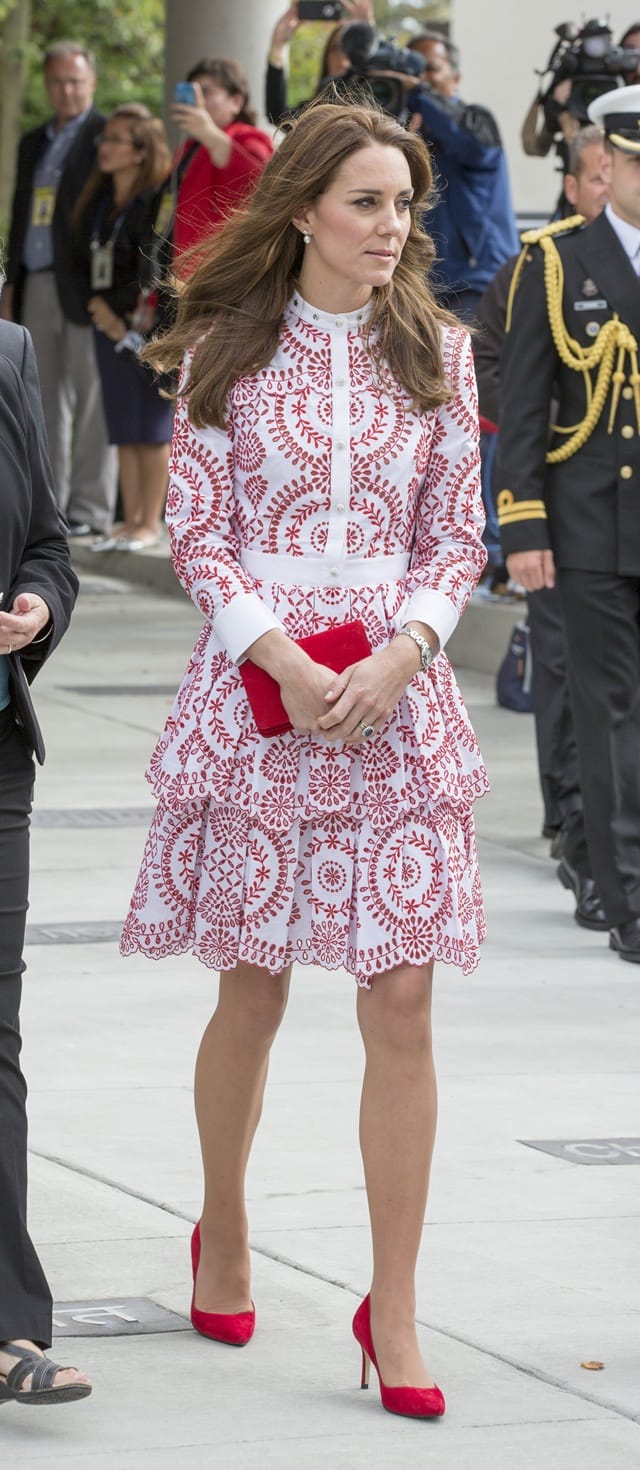 Dress merah putih oleh Alexander McQueen ini amat sesuai dengan Duchess of Cambridge Kate Middleton.