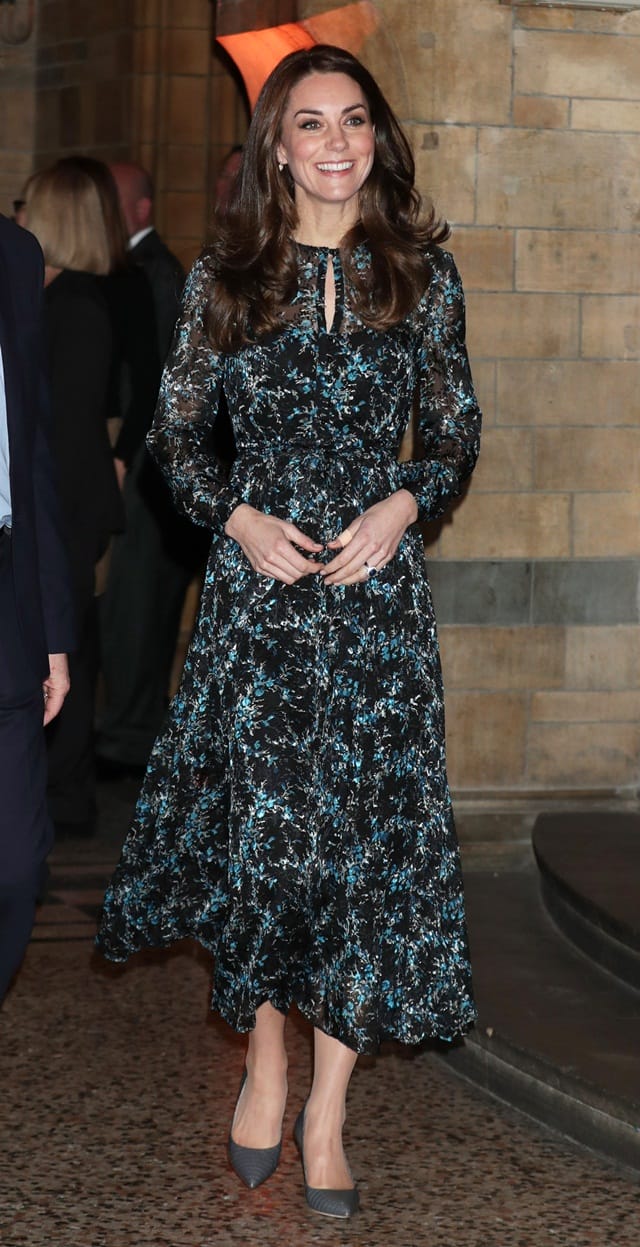 Duchess of Cambridge memakai dress yang flowy dengan warna yang secocok dengannya.