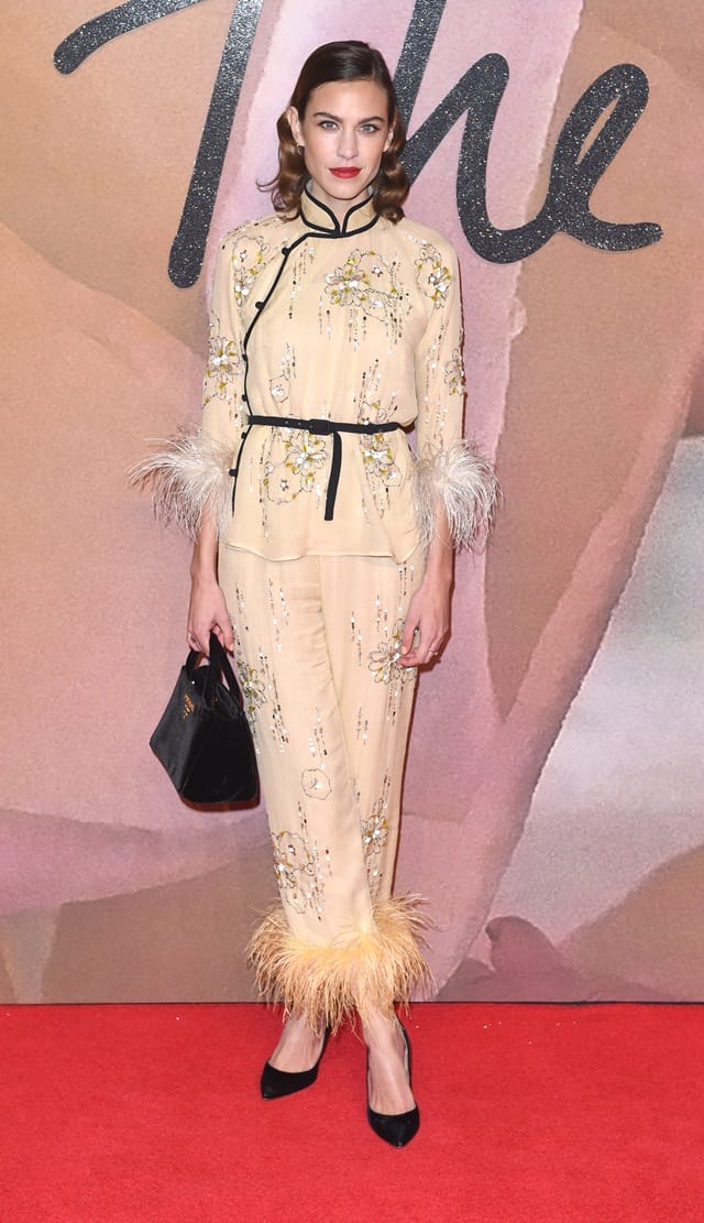 Alexa Chung memakai Prada.