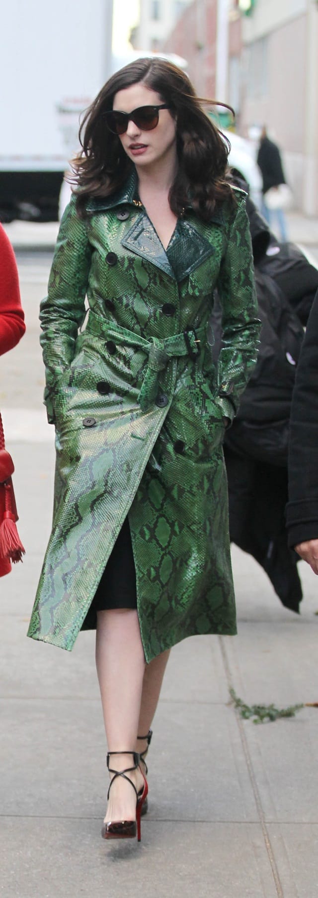 Anne Hathaway paling menarik perhatian dengan kot hijau kulit ularnya.