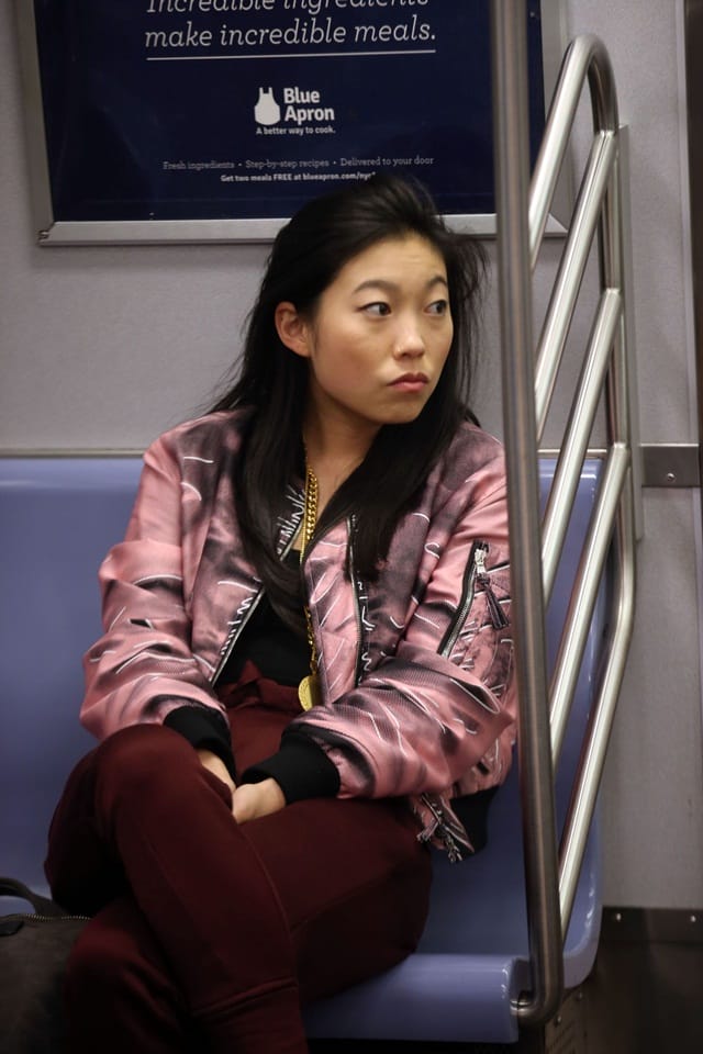 Awkwafina dengan jaket bombernya kelihatan sangat cool. Sumber: Getty.