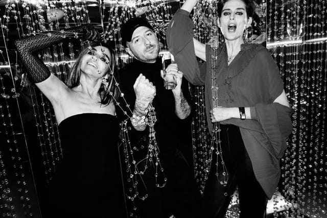 Demna Gvasalia for Balenciaga (dipersembahkan oleh Stella Tennant dan Carine Roitfeld)