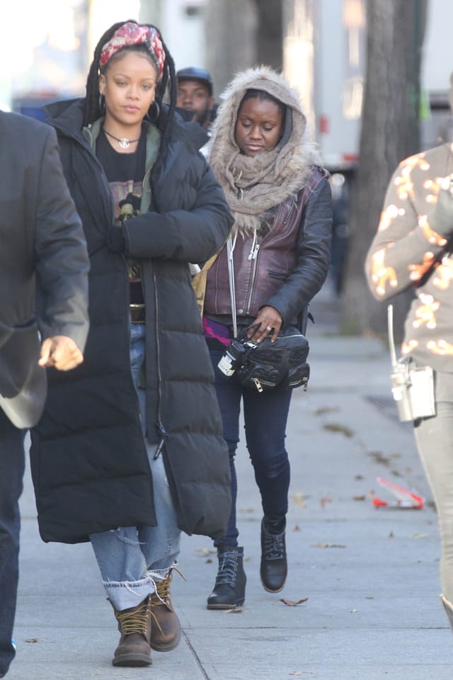 Rihanna kelihatan sangat kasual dan memberi aura retro punk-ish.