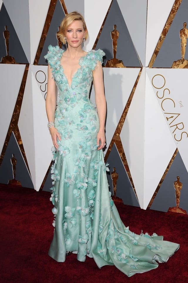 Cate Blanchett memakai gaun biru aqua dengan hiasan bunga oleh Givenchy.
