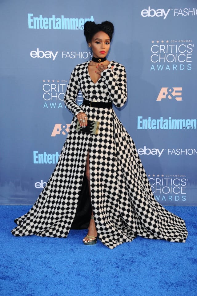 Janelle Monae memakai Nicci Hou. 