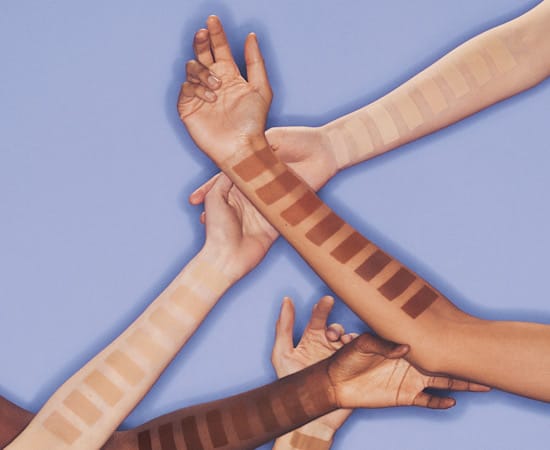 Gucci Beauty Tonjolkan Mood 80-an Untuk Kempen Bedak Asas Pertamanya