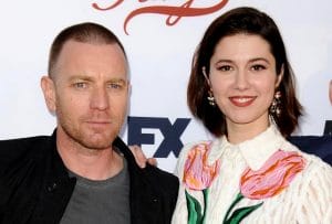 Mary Elizabeth Winstead & Ewan McGregor Timang Cahaya Mata Pertama