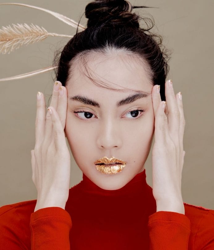 Midas Touch
Elemen mewah percikan kepingan emas di hujung kuku serlahkan gaya minimalnya. Dalam padanan warna lutsinar memberi mood tersendiri.