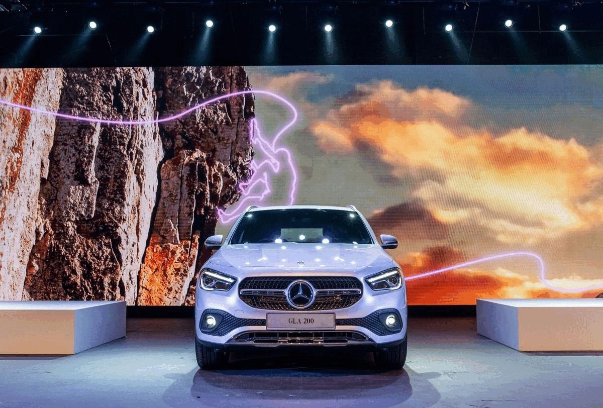 Crossover kompak Mercedes-Benz GLA 01