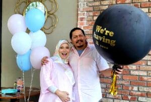Mona Allen & Pekin Ibrahim Timang Anak Sulung Pada Hari Merdeka
