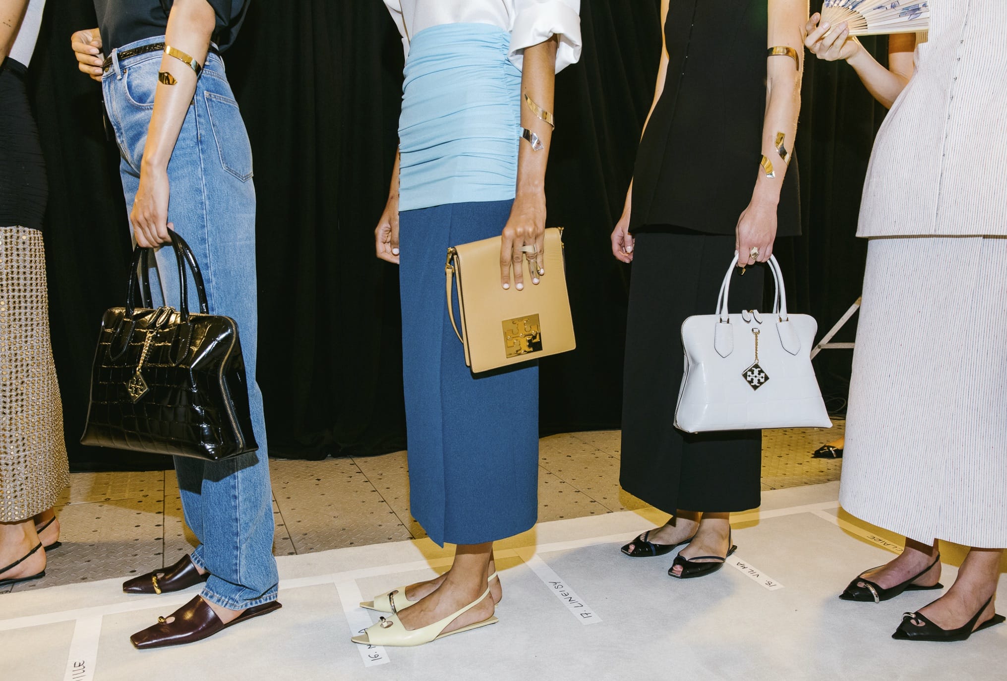 Tory Burch musim bunga 2023 menyandingkan palet warna kombinasi neutral dan pastel juga mencemerlangkan metalik. Mencitrakan gaya wanita New York di awal era ‘90-an.