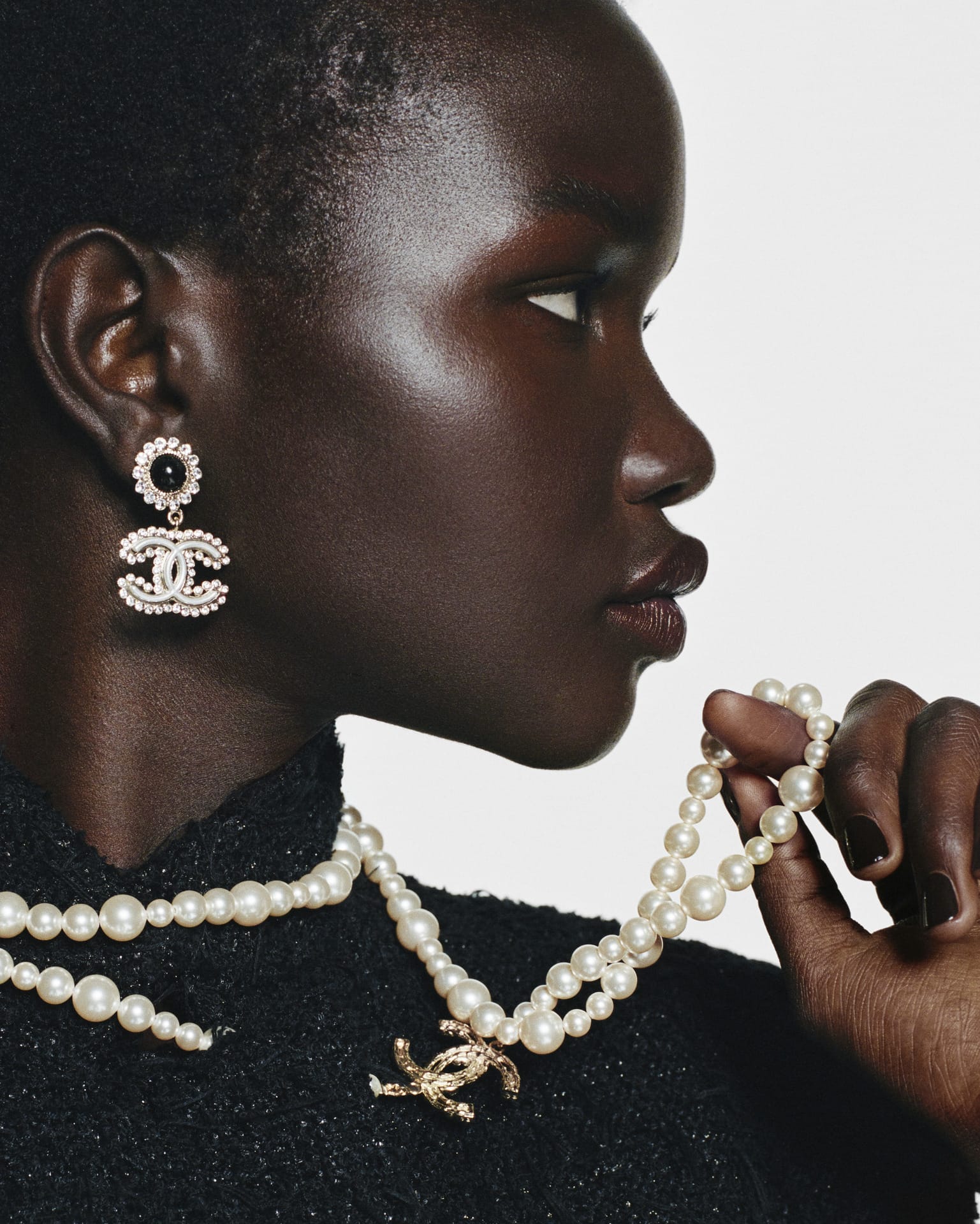 Warna sedondon Chanel cipta kontra sempurna malah wajah lebih terserlah anggun.