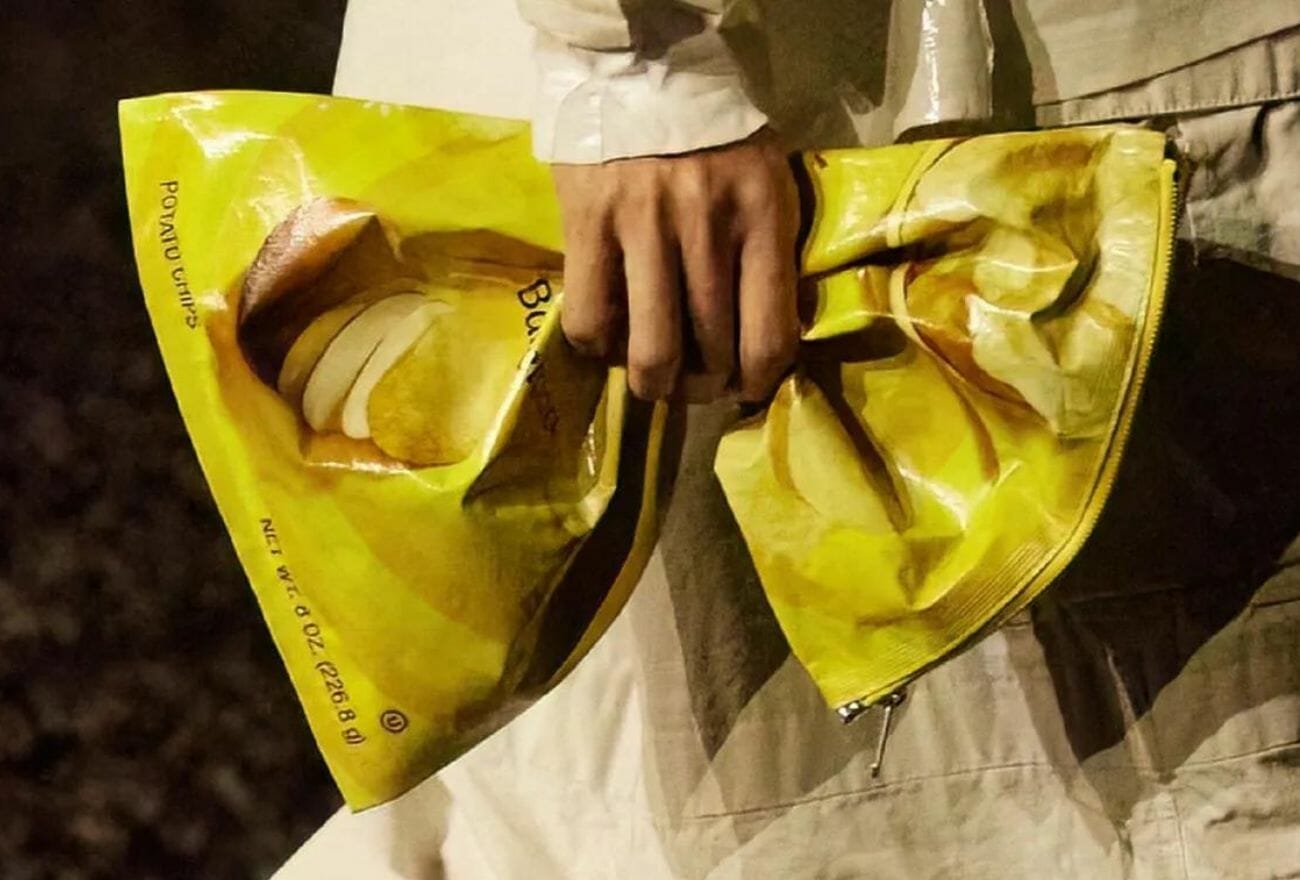 Balenciaga Telah Membuat Beg Kerepek Kentang Lay's