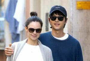 Hadiah Hari Bapa! Song Joong Ki Timang Putera Sulung