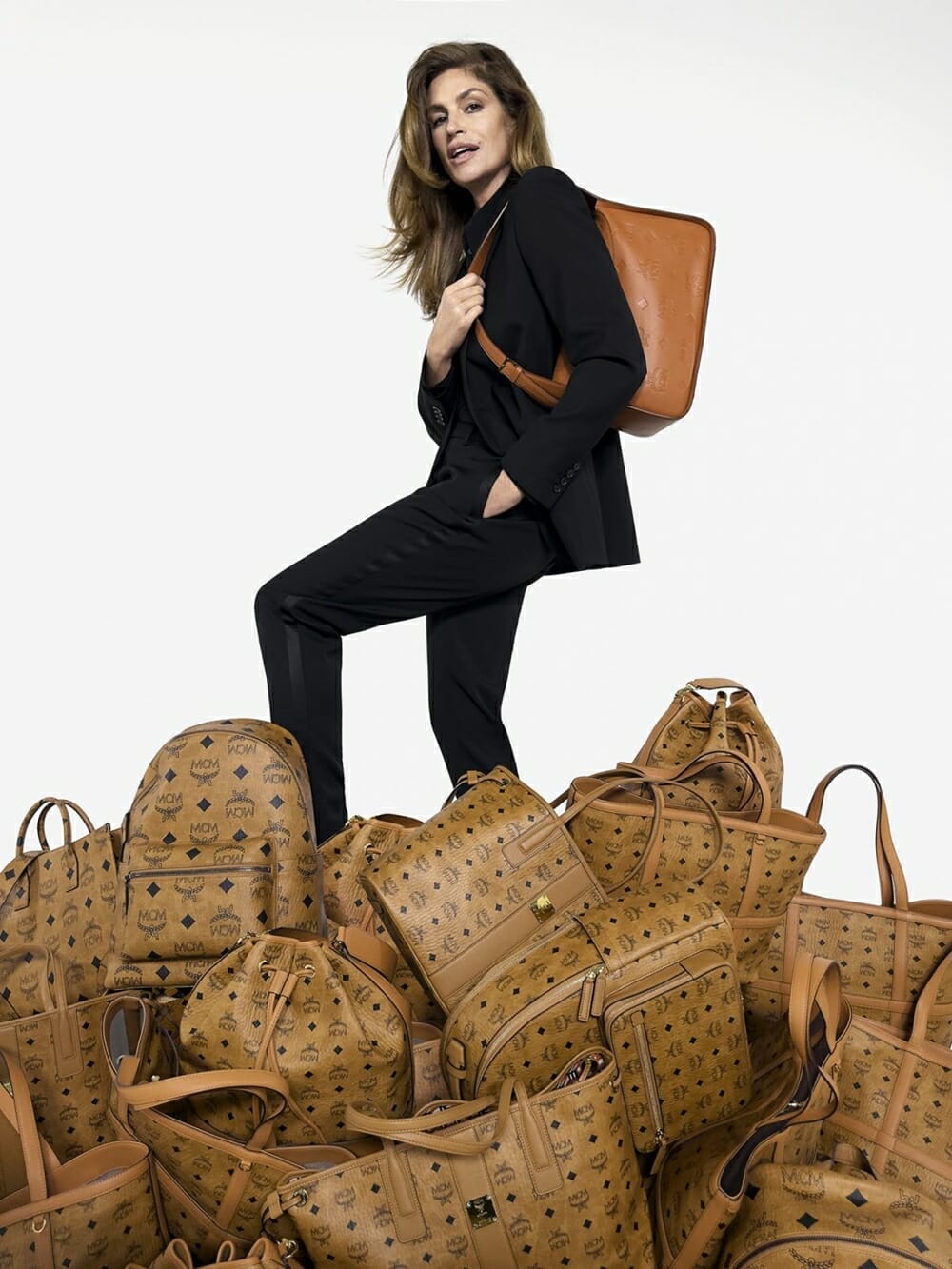 Kempen MCM Autum/Winter 23 Dibintangi Oleh Cindy Crawford