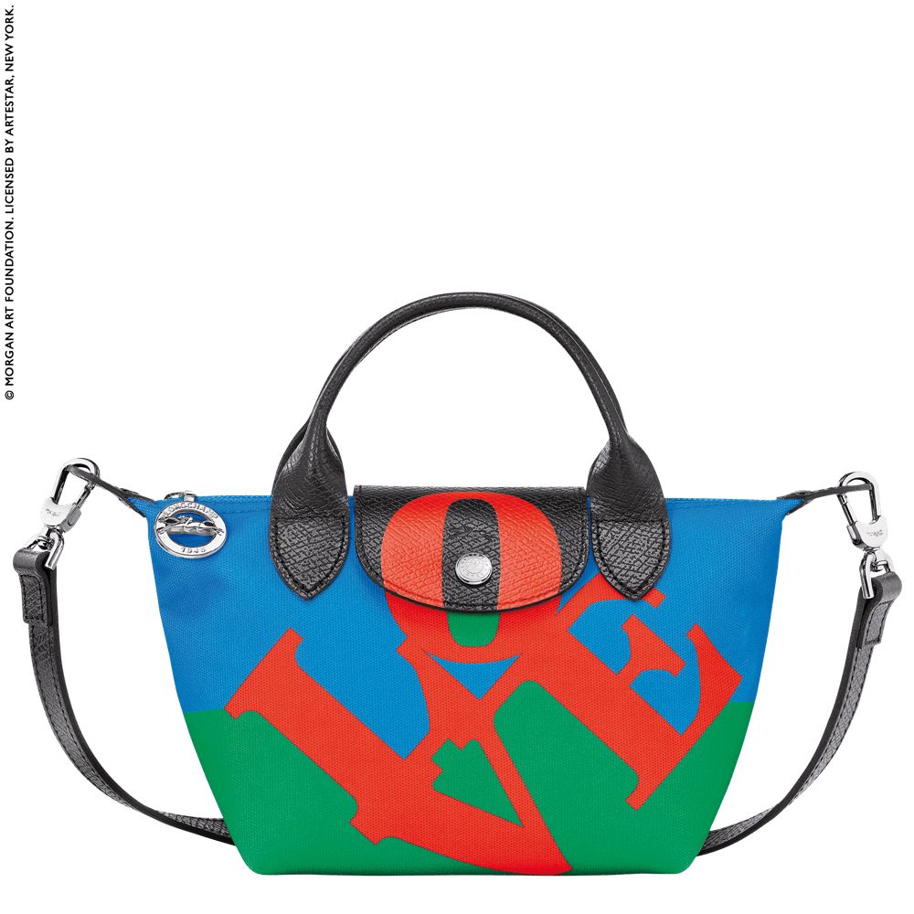 Longchamp mempersembahkan Longchamp x Robert Indiana sebagai penghormatan kepada artis, Robert Indiana untuk koleksi ikonik Le Pliage®.