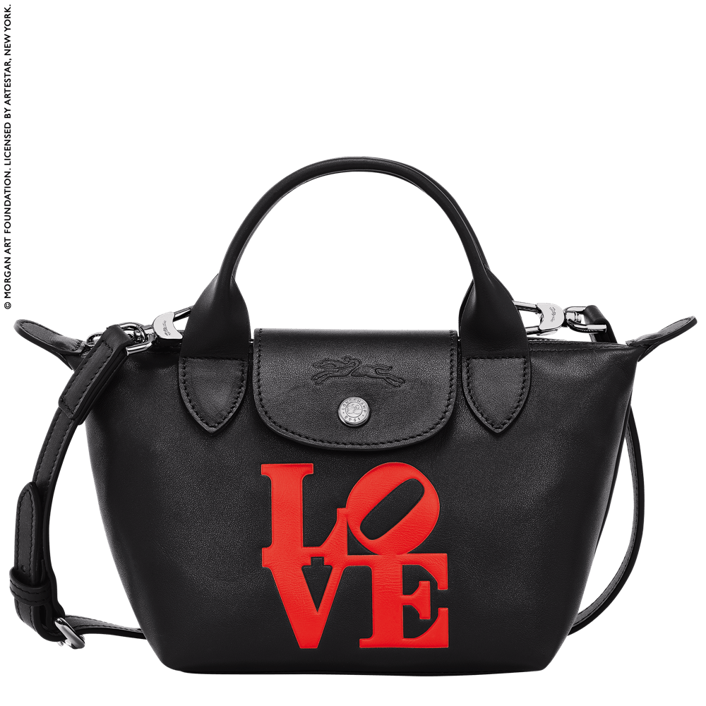 Longchamp mempersembahkan Longchamp x Robert Indiana sebagai penghormatan kepada artis, Robert Indiana untuk koleksi ikonik Le Pliage®.