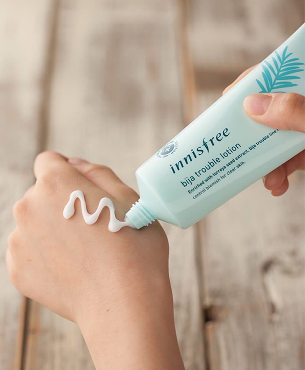 Innisfree Bija Trouble Lotion merupakan moisturizer untuk kulit berminyak yang memiliki formula sangat ringan, cepat meresap, dan sesuai untuk jenis kulit wajah berminyak.