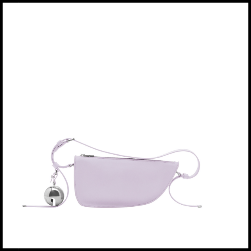 Koleksi musim luruh/dingin 2023 Burberry memberi penghormatan kepada warisan British. 