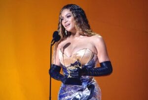 Trend Sarung Tangan Opera Yang Semakin Digilai Selebriti