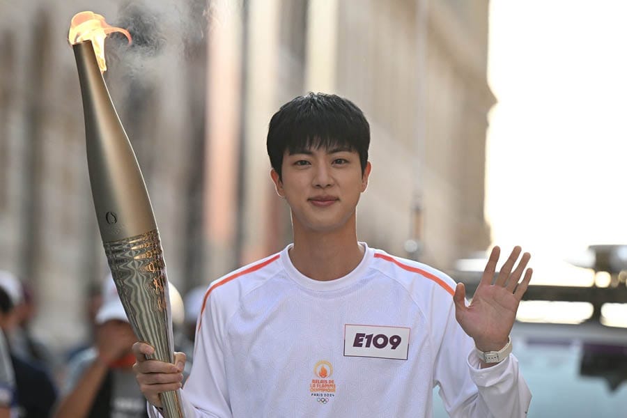 Bintang Terkenal Jin BTS Membawa Obor Olimpik Paris 2024