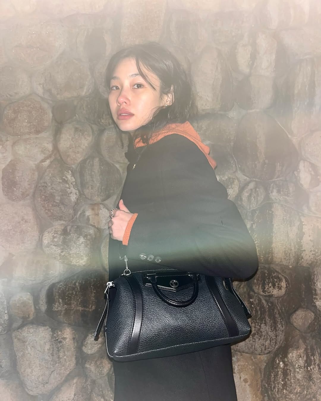 Jung Ho-yeon menggayakan beg tangan LV BIKER.