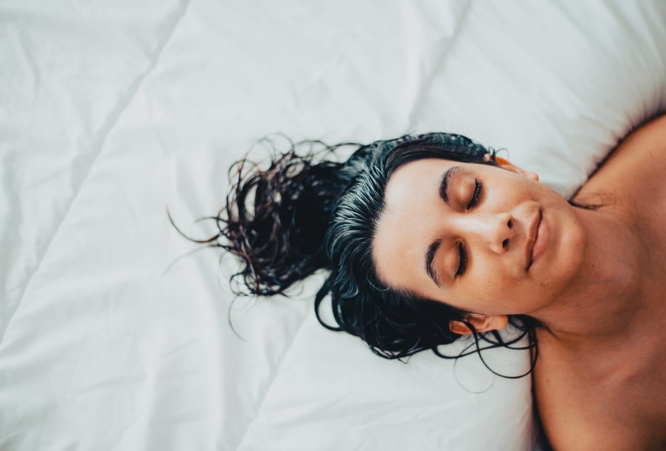 tidur dengan rambut basah