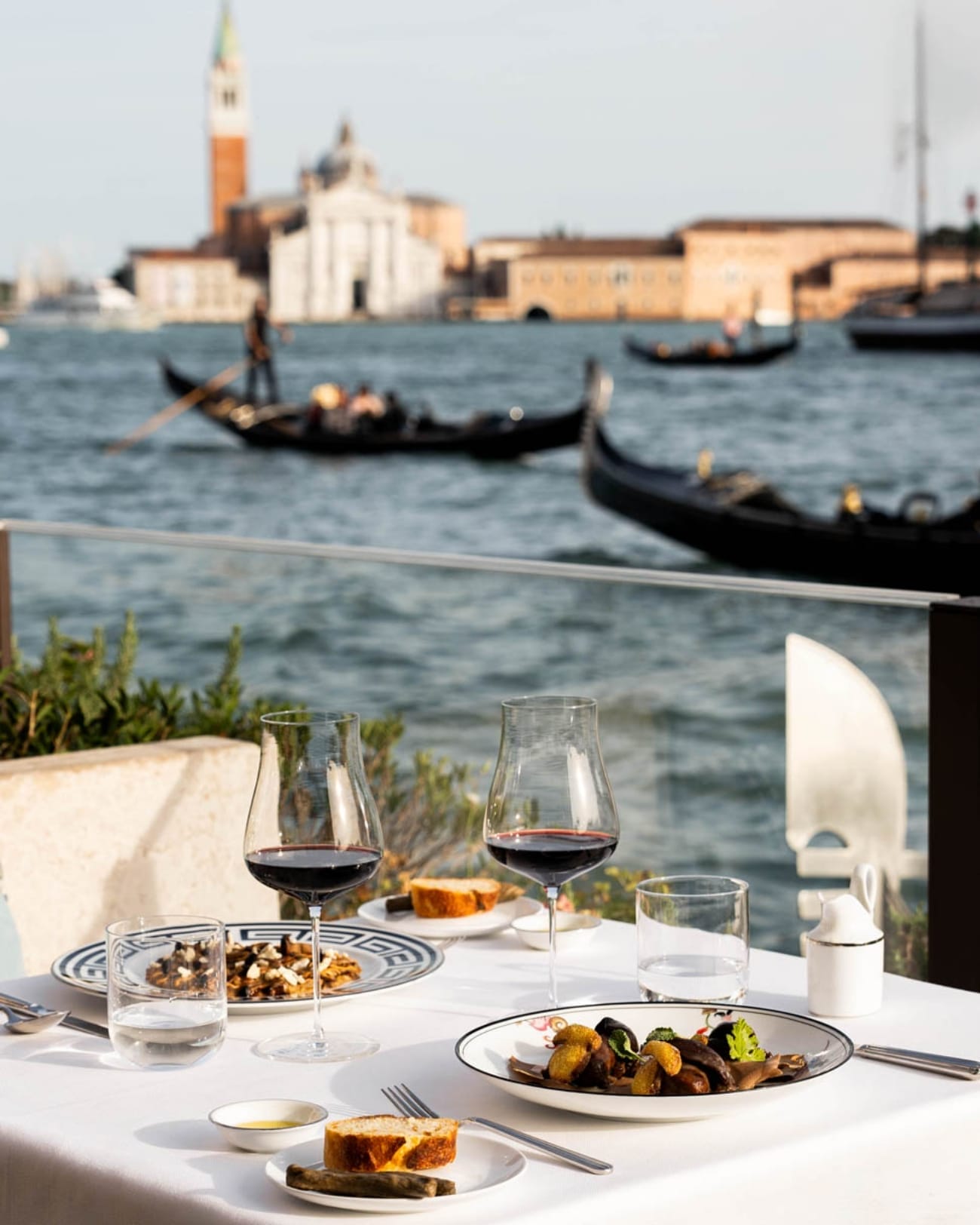 tempat dinner romantik Emily in Paris